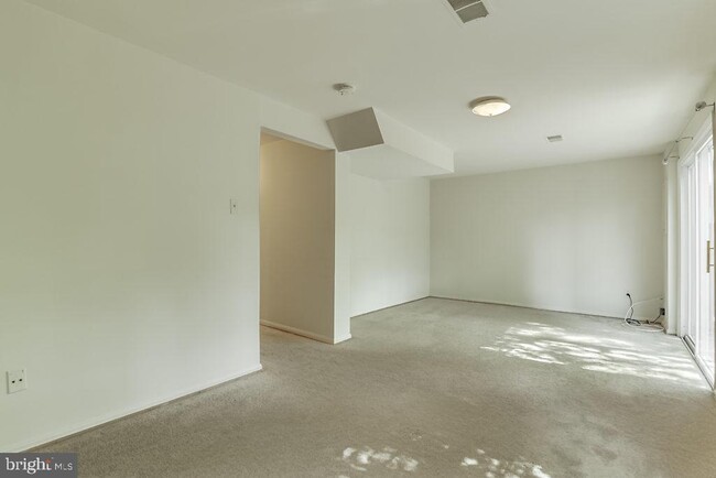 Building Photo - 3025 Ellenwood Dr