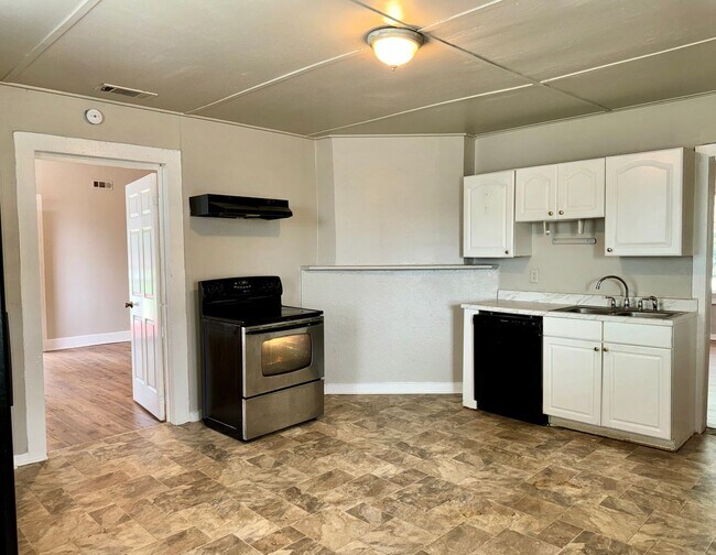 Building Photo - 2 Bedroom Cottage with Charm!