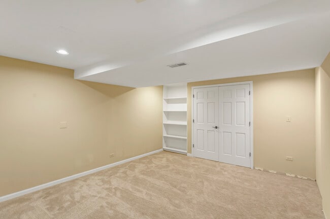 Building Photo - 985 Chapel Ct N
