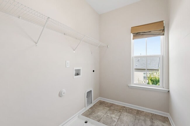 Building Photo - Beautifully Maintained 4BR/3.5BA End-Unit ...