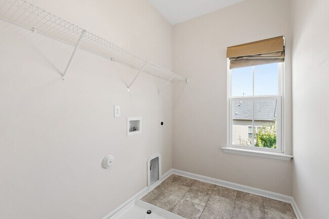 Building Photo - Beautifully Maintained 4BR/3.5BA End-Unit Townhome in Twin Lakes