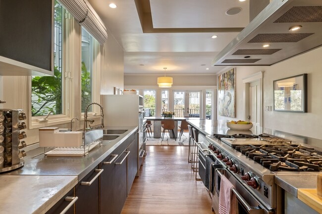 Building Photo - 2866 Pine St