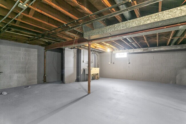 Building Photo - Big, Bold, and Beautiful Upper Unit!