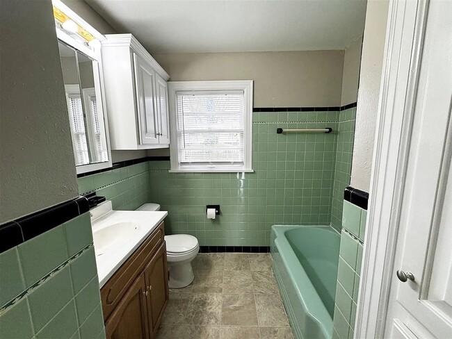 Building Photo - 1405 Kenton St