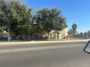 Building Photo - 1400 Lake St