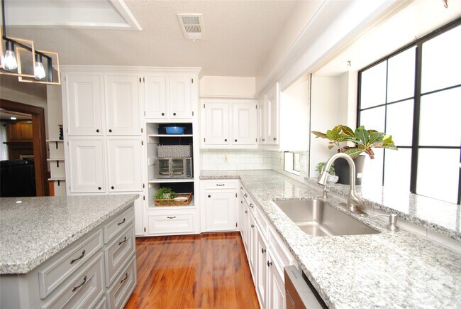 Building Photo - 15007 Pebble Bend Dr