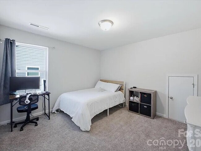 Building Photo - Single Family Home