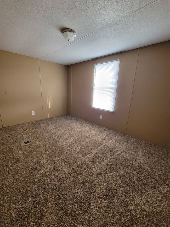 Building Photo - Ready to Move in