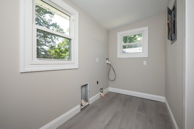 Building Photo - Renovated 2 BR, 1 BA quaint home in Spartanburg under $1200/mo rent