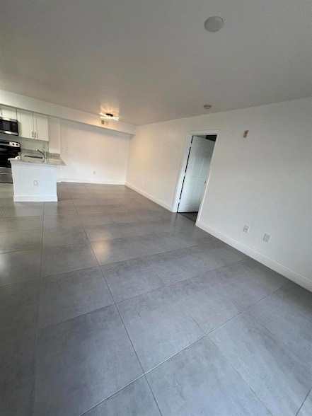 Building Photo - 191 SW Palm Dr