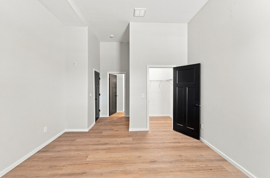 Building Photo - 1568 Lonsdale Ave