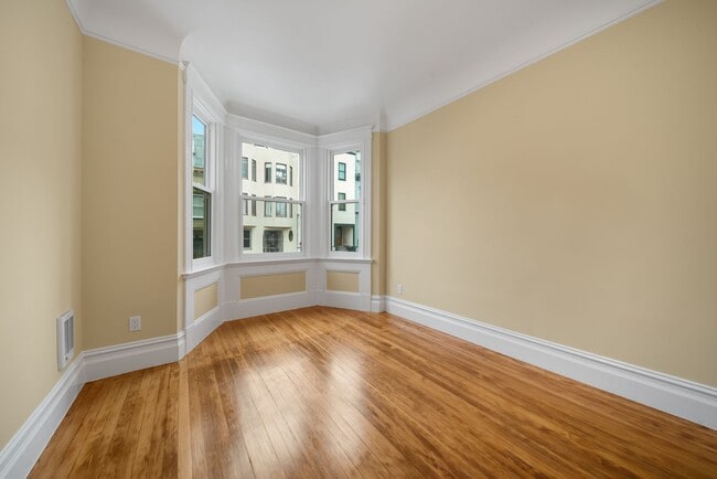 Building Photo - Remodeled pet friendly 1BR w/ shared roof deck, new kitchen, laundry
