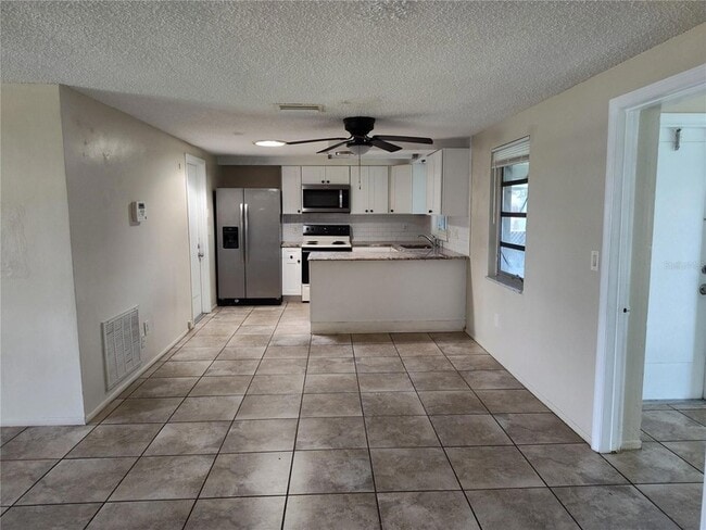 Building Photo - 2333 Roselawn Dr