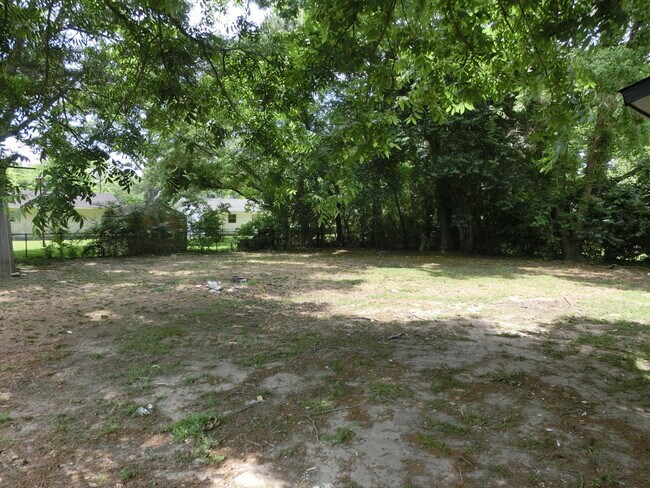 Building Photo - Updated West Ashley Home, 10 minutes to Do...