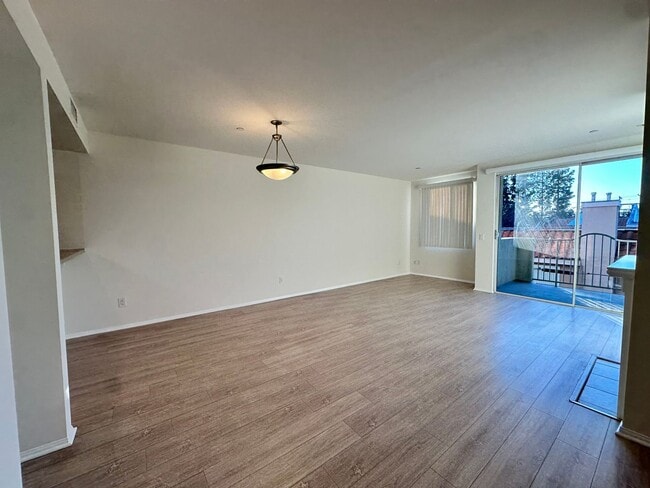 Building Photo - Immediate Move In: Spacious 3bed2bath condo Adjacent to Warner Center/Woodland Hills! Minutes to ...