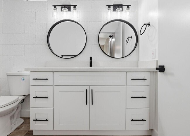 Building Photo - 1111 W University Dr