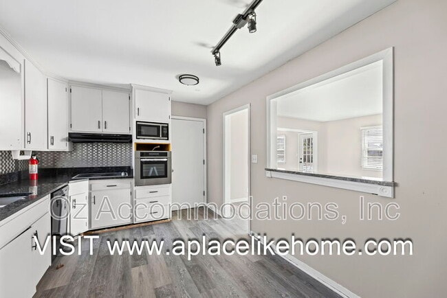 Building Photo - 515 E Sheridan St