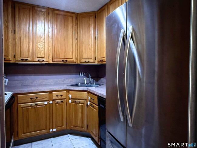 Building Photo - 8 D Pineview Dr