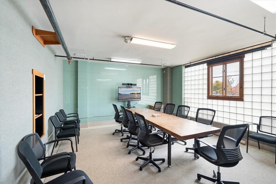 Building Photo - 723 5th Ave E