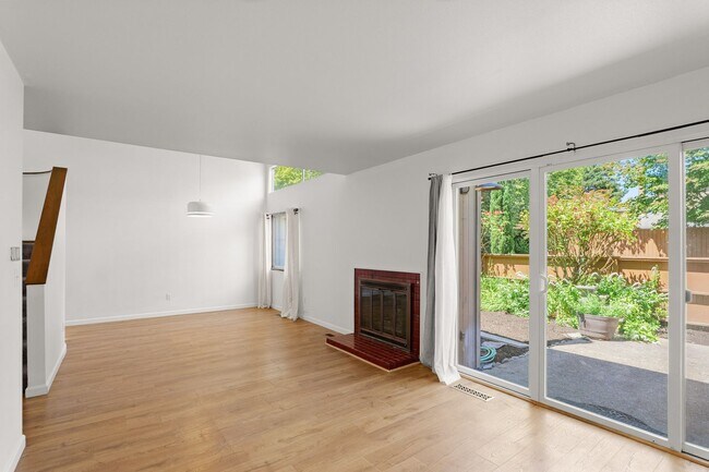 Building Photo - 2 Bedroom, 1.5 Bathroom Townhome-Style Condo in Tanasbrook, Near Tanasbourne!