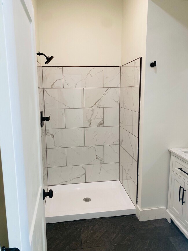 Building Photo - 11 E Walnut St