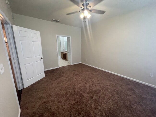 Building Photo - Affordable Elegance! 3 Bed 2 Bath Condo in...