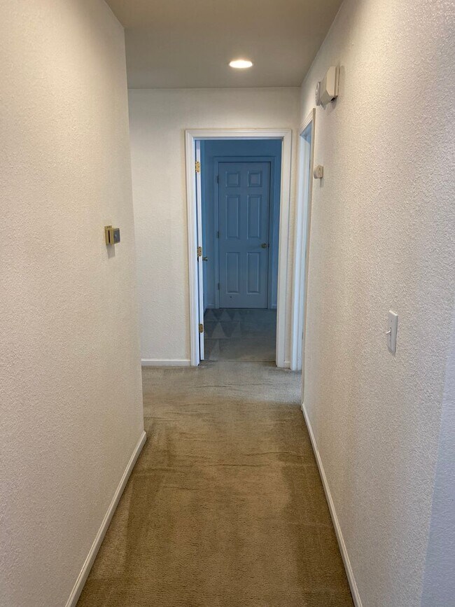 Building Photo - 3 bedroom/2 bathroom single family home!  ...