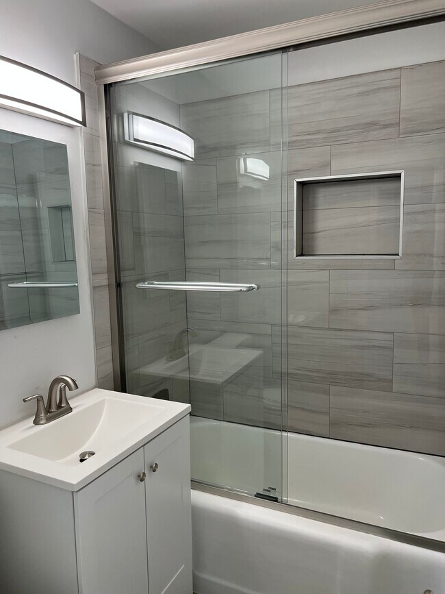 Building Photo - 325 SW 14th Ct