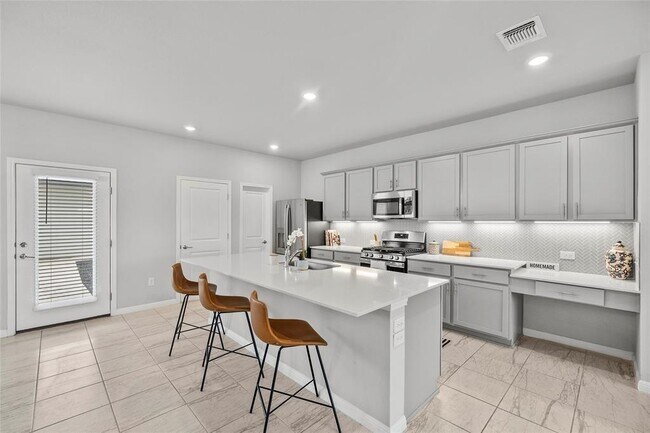 Building Photo - Baythorne Dr