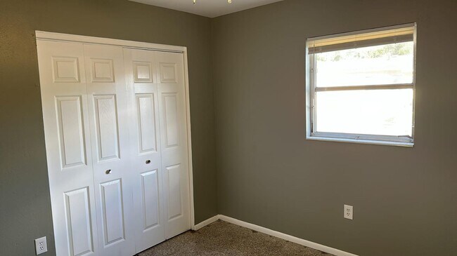 Building Photo - Beautiful & Cozy 4 bedrooms 2 bathrooms property in Sarasota! Apply for FREE This Holiday Season!