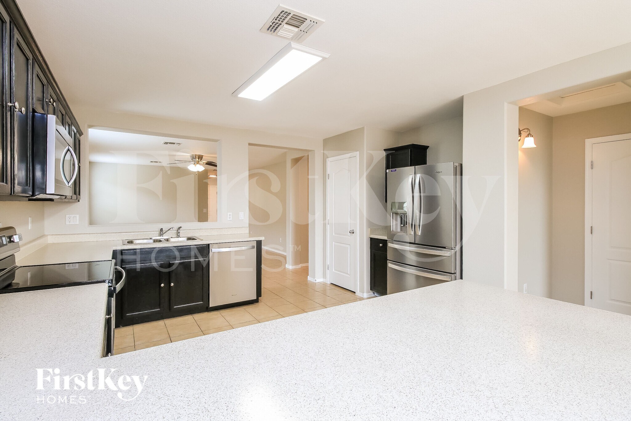 Building Photo - 941 E Leslie Ave