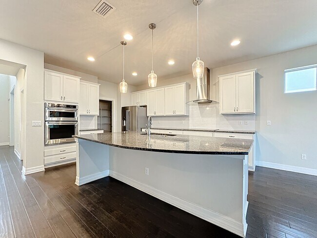 Building Photo - Executive Home with 5 bedrooms / four 1/2 ...