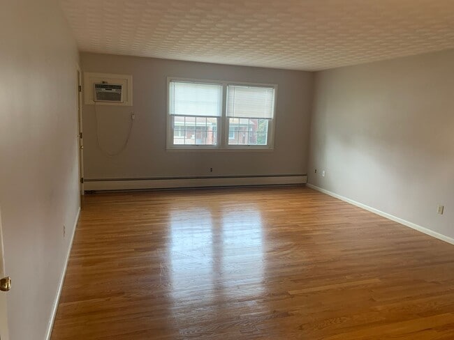 Building Photo - 2nd Floor 2 Bedroom Apartment W/ Parking Suburban SD