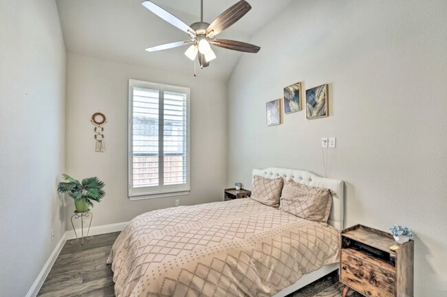 Building Photo - 1563 Jocelyn Dr