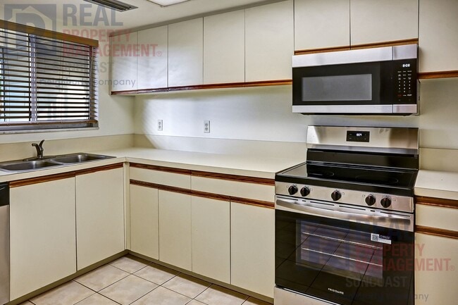 Building Photo - 251 Fenwick Dr