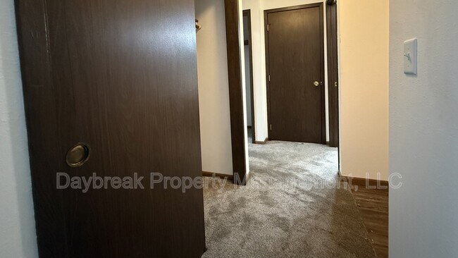 Building Photo - 3024-9 1/2 9 1/2 St N