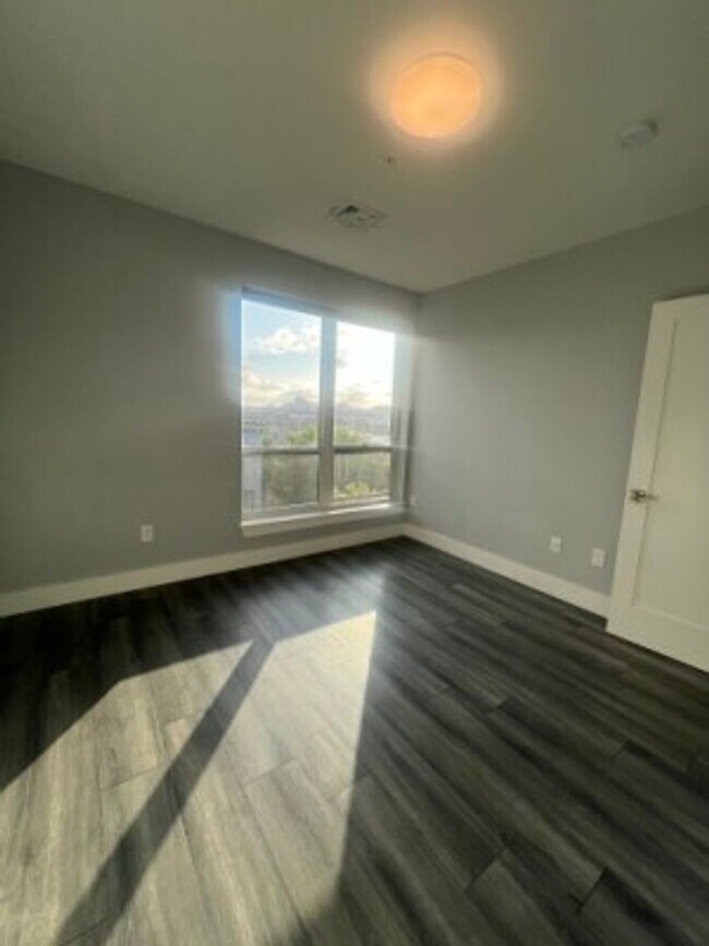 Building Photo - 2 Bed 2 Bath - South Boston - 6/1    (0.22...