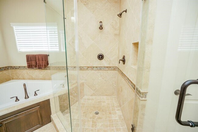 Building Photo - 1108 Peveto St