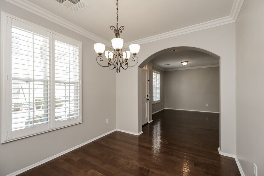 Building Photo - 831 S Henry Ln