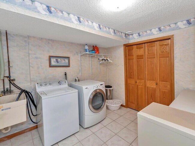 Building Photo - Luxury Home in Plymouth with 2-Level Primary Suite, Furnished or Unfurnished, Wayzata Schools, Pe...