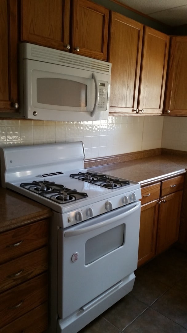 Building Photo - Great 3BR, 1BTH, 1 car att gar, ranch styl...