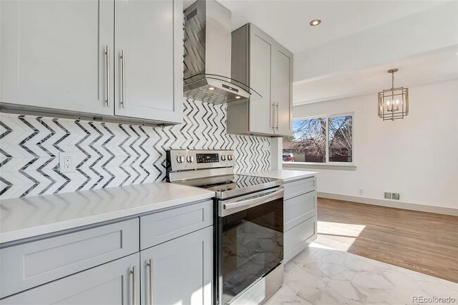 Building Photo - Gorgeous 5 Bedroom 2 1/2 Bathroom Littleto...