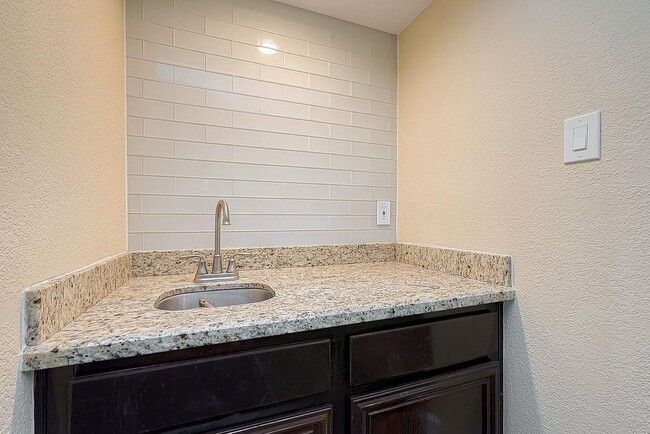 Building Photo - 2039 Shorewood Ln
