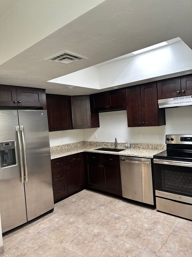 Building Photo - Townhome in Desirable Sunrise Presidio