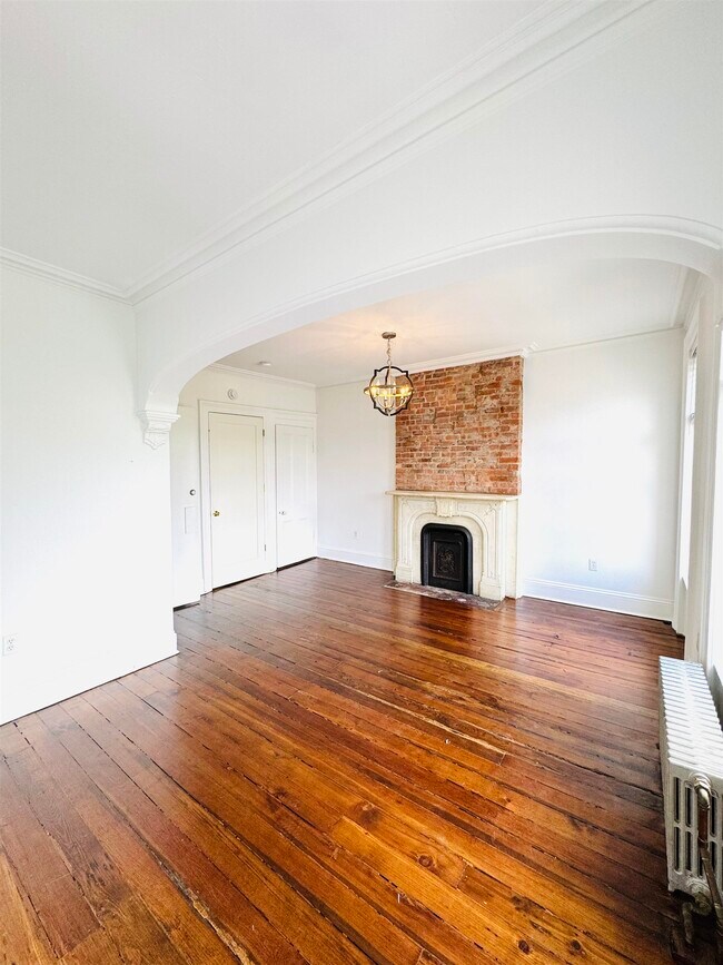 Building Photo - 252 Suydam Ave