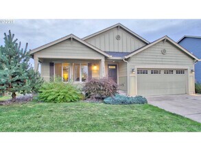 Building Photo - 3 Bedroom 2 Bath Single Level with Large F...