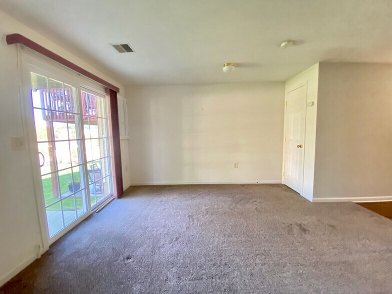 Building Photo - 2703 Equestrian Dr