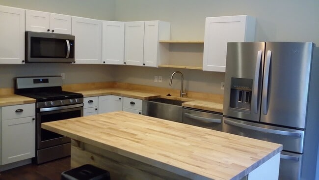 Building Photo - 88 River Pointe Dr