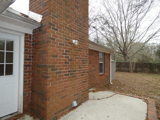 Building Photo - Spacious 3-Bedroom Home