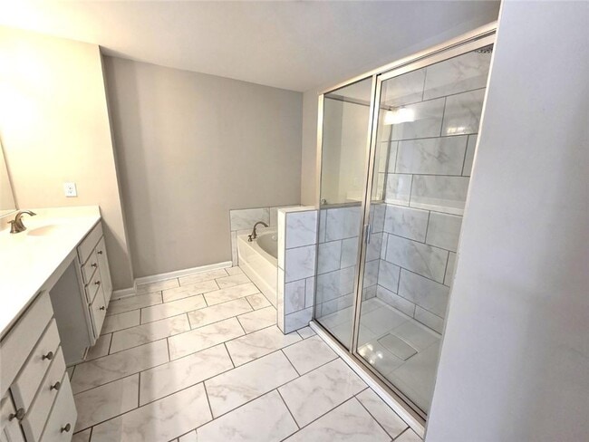 Building Photo - 1716 Lansing Bluff Walk